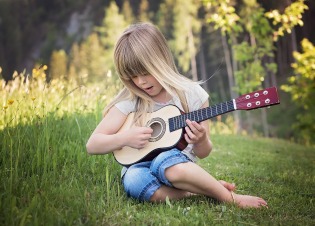 Enfant qui joue du ukulele