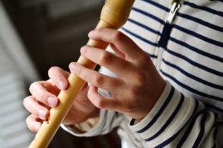 Enfant qui joue de la flute